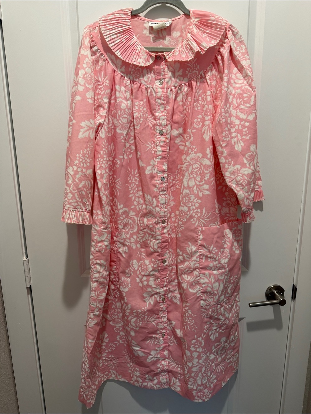 Alternatives Pink and White Floral Button-Front Rob with Pleated Collar